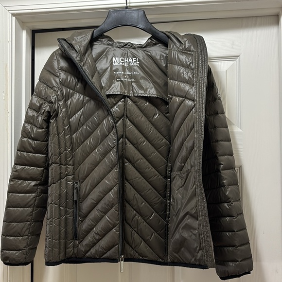 Michael Kors puffer down jacket with hood, packable. - Picture 5 of 5